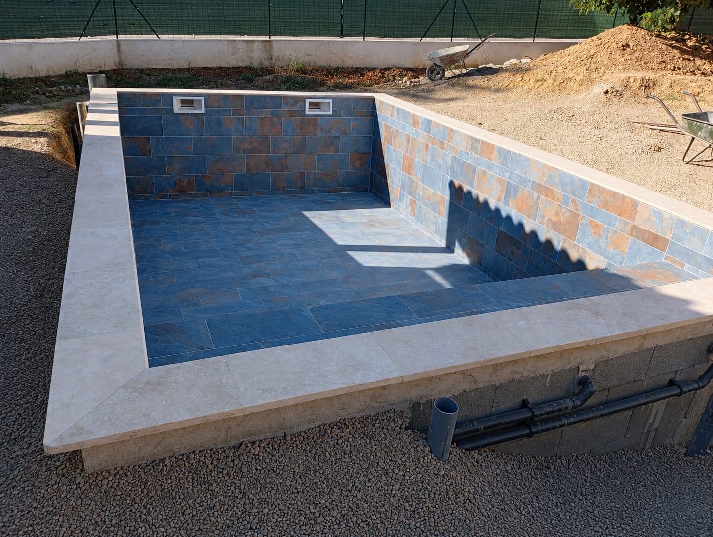 Piscine à Montpellier en ELIOS SLATE RIVER 30x60